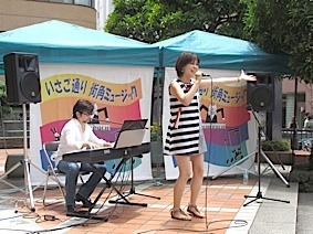IMG_0011ステージシンギングx4.jpg